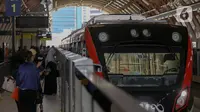 Penumpang menunggu kedatangan kereta LRT Jabodebek di Stasiun Dukuh Atas, Jakarta, Selasa (30/1/2024). (Liputan6.com/Herman Zakharia)