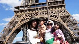 Potret bahagia begitu terpancar dari Syahnaz Sadiqah. Tidak hanya bersama anak dan suami, tapi juga terlihat Mama Amy, ibunda Raffi Ahmad dan Syahnaz. (FOTO: instagram.com/amy_r_qanita/)