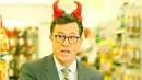 Menghadiri acara Halloween, Stephen Colbert tetap menggunakan setelan jasnya dengan dasi. Ia terlihat sangat tampan, layaknya seorang bos. Namun ia mengenakan bando berbentuk tanduk merah di kepalanya. (doc.Hollywoodlife.com)