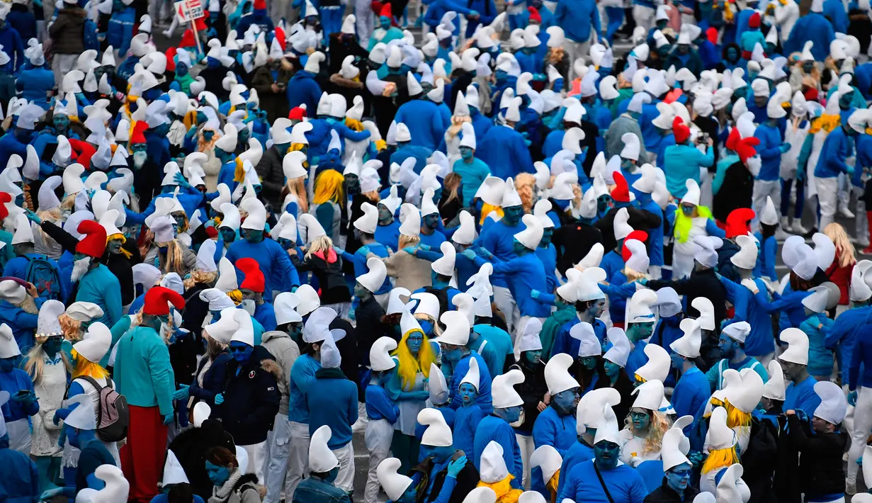 Orang-orang berpakaian seperti Smurf untuk memecahkan rekor pertemuan terbesar di dunia, di Landerneau, Prancis barat, Sabtu (7/3/2020). Sebanyak 3.500 orang berkumpul dan berdandan serba biru seperti Smurf, bahkan ada yang mengecat wajah dan kulit mereka. (Photo by Damien MEYER / AFP)