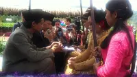 11 Pasangan pengantin di Yogyakarta mengikat janji suci di atas traktor. (Liputan6.com/Fathi Mahmud)