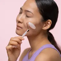 Simak langkah pijat wajah berikut ini agar kulit terlihat kencang dan awet muda. (pexels/ronlach).