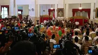 Presiden Joko Widodo (Jokowi) menerima 300 perwakilan pengelola dan nasabah Bank Wakaf Mikro di Istana Negara, Jakarta, Rabu (28/3/2018). (Titin Supriatin/Merdeka.com)