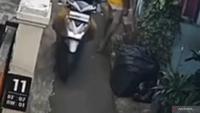 Terekam CCTV, Wanita di Pasar Rebo Gasak Motor Warga