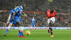 Pemain Manchester United, Romelu Lukaku melakukan tendangan ke gawang Stoke City pada laga pekan ke-23 Premier League 2017-2018 di Old Trafford, Senin (15/1). Satu gol Lukaku membawa Manchester United menang dengan skor 3-0. (AP/Rui Vieira)