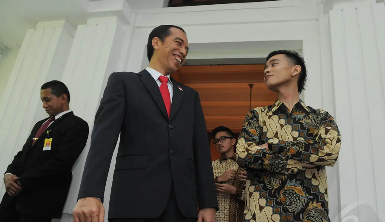 Anak pertama Jokowi, Gibran Rakabumi, yang berprofesi sebagai pengusaha katering, bersama ayahnya, Jakarta, (20/10/14). (Liputan6.com/Herman Zakharia) 