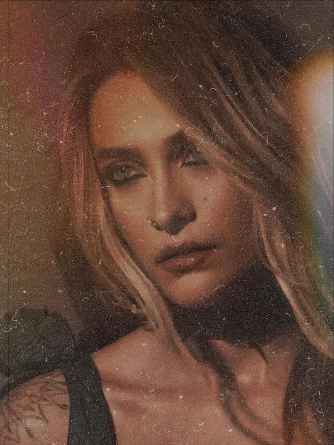 Penuh Tato, Potret Debut Putri Mendiang Michael Jackson Jadi Model Brand Kecantikan