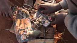 Warga menangkap tikus yang akan diolah menjadi makanan di Chidza, Zimbabwe (23/9). Meski terlihat menjijikan, di beberapa negara di dunia tikus malah tergolong makanan lezat, salah satunya yaitu di Zimbabwe. (AP Photo/Tsvangirayi Mukwazhi)