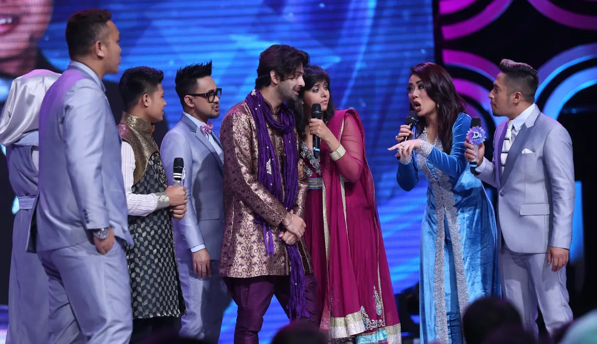 Kedua artis India itu bingung dengan lagu yang diajarkan dari Soimah. Pasalnya, lagu yang dibawakan dengan bahasa Jawa itu dengan iringan musik ala India. (Nurwahyunan/Bintang.com)