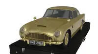 Replika Aston Martin DB5 itupun sebelumnya telah ditanda tangani oleh beberapa bintang pemeran film Goldfinger.