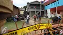 Sejumlah petugas kepolisian berjaga di sekitar rumah kos-kosan terduga anggota jaringan teroris, Bekasi (11/12). Tim Densus 88 berhasil menangkap tiga orang terduga teroris semalam dan menemukan bom yang berdaya ledak tinggi. (Liputan6.com/JohanTallo)