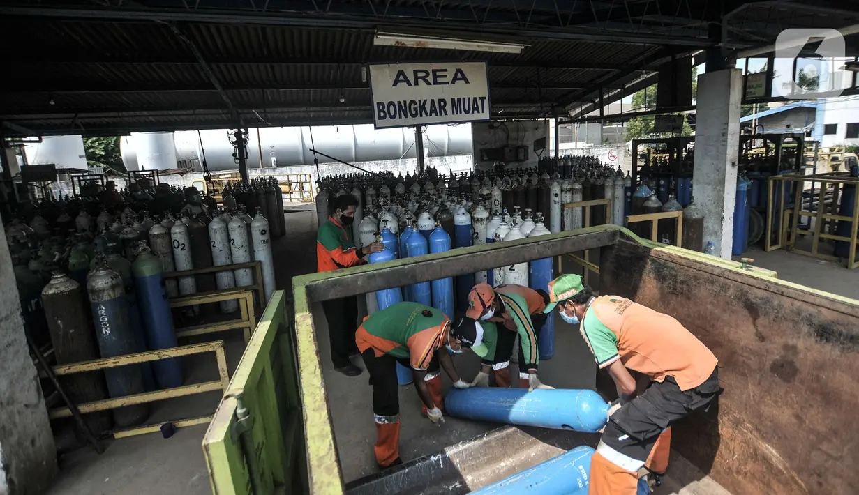 Petugas DLH memindahkan tabung saat pengisian ulang oksigen di depot PT Tirtobumi Aneka Industri, Pulogadung, Jakarta, Minggu (11/7/2021). Pemprov DKI mengerahkan petugas PJLP untuk pengisian sekaligus pendistribusian tabung oksigen ke rumah sakit rujukan Covid-19. (merdeka.com/Iqbal S. Nugroho)