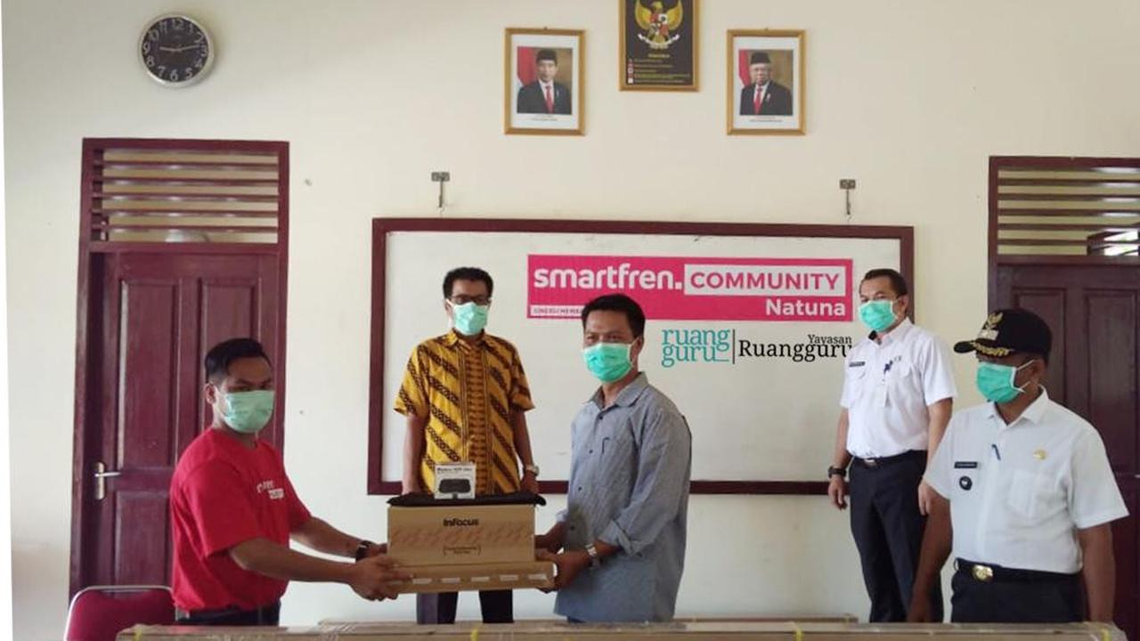 Smartfren berkolaborasi dengan Ruangguru melakukan kegiatan sosial di Kabupaten Natuna. Dok.