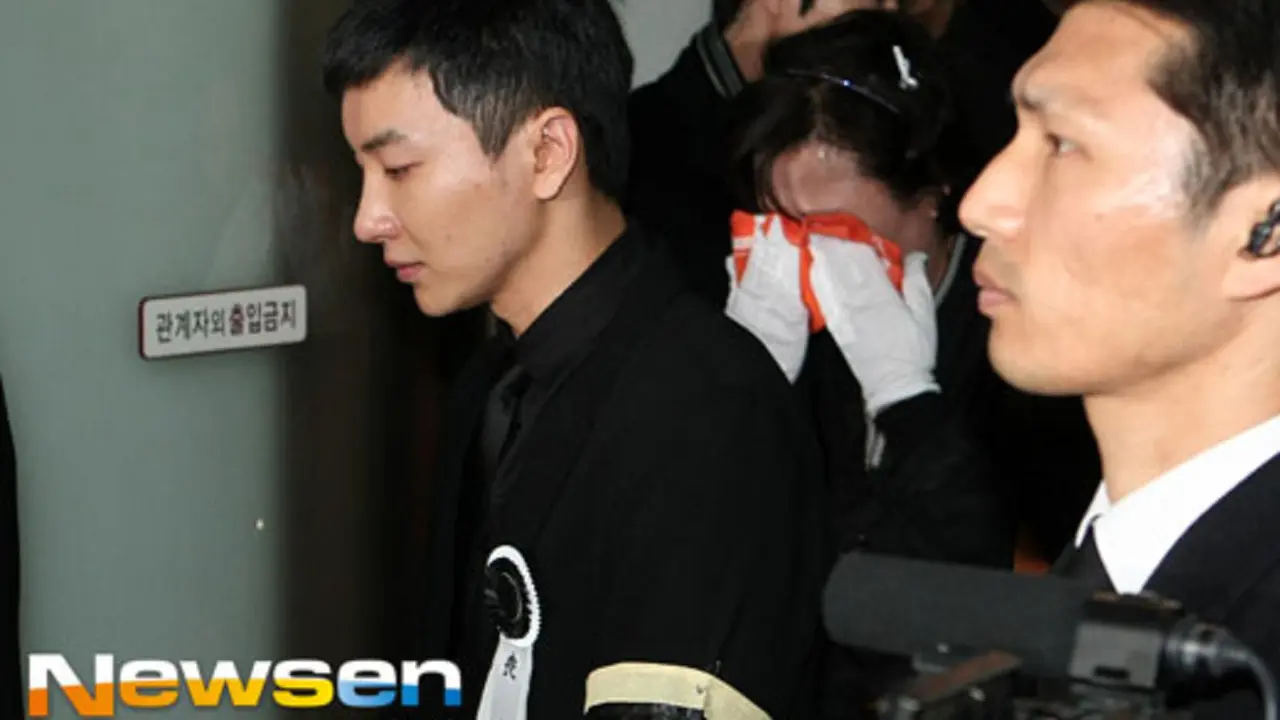 Leeteuk Super Junior Kesal dengan Foto Dirinya di Google