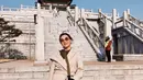 <p>Berada di Korea Selatan, Luki tampil stylish dengan coat warna nude dipadukan pants bermotif. Ia pun membawa slingbag serta alas kaki sneakers putih. Ditambah dengan kacamata hitamnya. @mayzurstla</p>