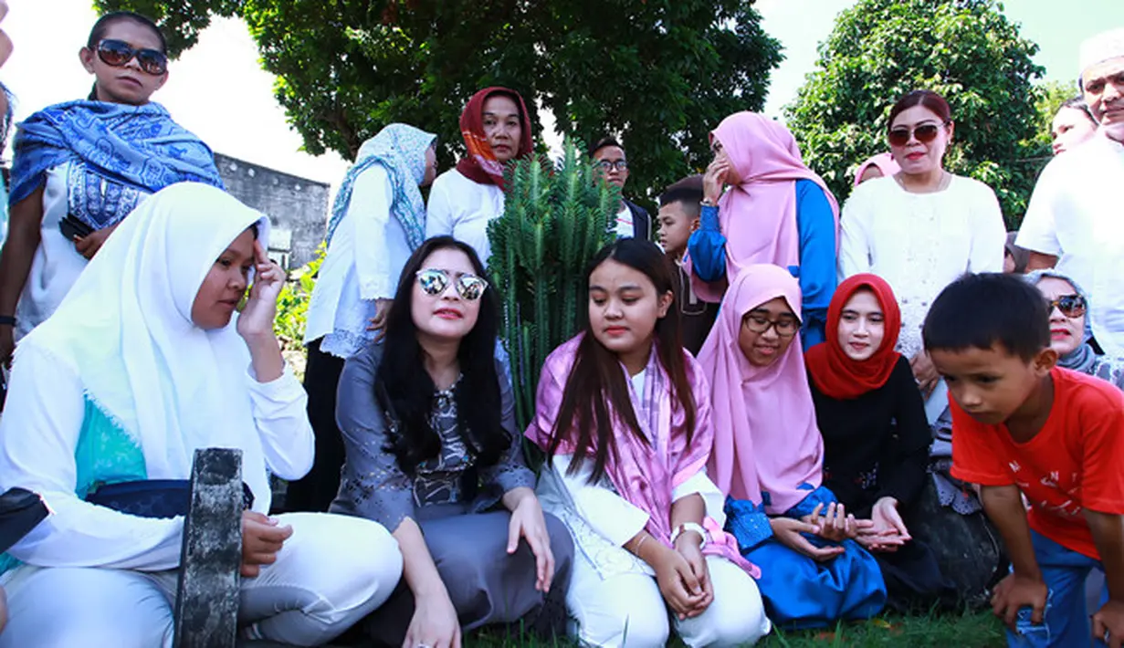 Bersama keluarga besarnya juga, Prilly mengunjungi pemakaman untuk melakukan Ziarah kubur di hari yang fitri ini. Mengenakan kaca mata hitam, Prilly tetap menjadi pusat perhatian masyarakat sekitar. (Adrian Putra/Bintang.com)