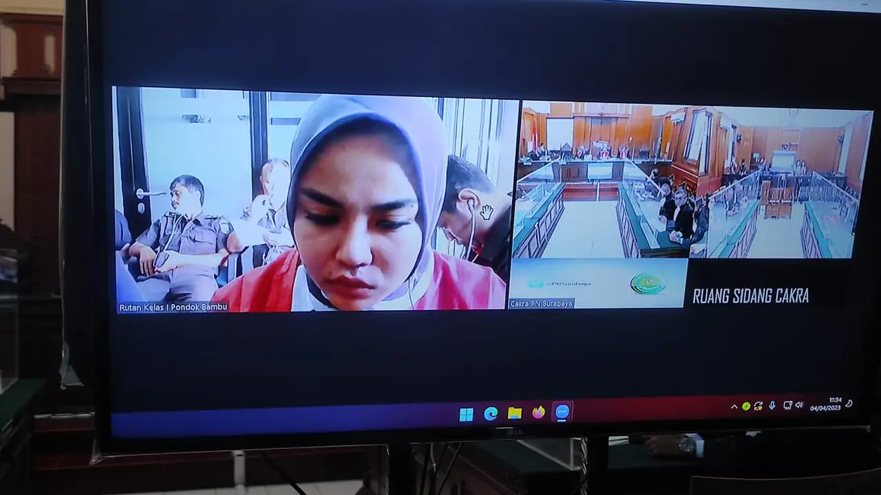 Selebrgam Medina Zein saat sidang putusan di PN Surabaya. (Dian Kurniawan/Liputan6.com)