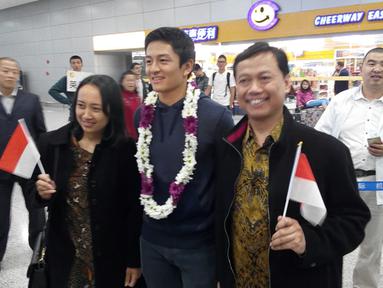 Rio Haryanto mendapat sambutan hangat dari Konsul (KJRI) Shanghai, Arif Gunawan di Bandar Udara Internasional Pudong Shanghai, Selasa (12/4/2016) WIB. (Bola.com/Rio Haryanto Media)