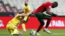 Pemain Andorra, Cristian Martinez menarik kaos pemain Portugal, William Carvalho dalam laga uji coba Internasional di Stadion Luz, Lisbon, Portugal, Kamis (12/11/2020) dini hari WIB. Andorra kalah telak 0-7 dari Portugal. (AP Photo/Armando Franca)