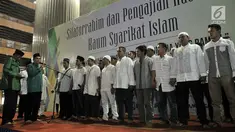 Ketua Umum Lajnah Tanfidziyah Syarikat Islam Hamdan Zoelva membacakan ikrar di hadapan anggota baru saat Silaturahim dan Pengajian Kaum Syarikat Islam di Masjid Istiqlal, Jakarta, Minggu (21/10). (Merdeka.com/Iqbal S Nugroho)