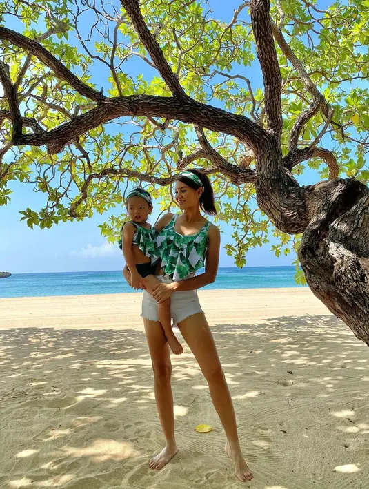 <p>Saat berenang pun keduanya punya fashion yang seragam. (FOTO: instagram.com/farahquinnofficial/)</p>