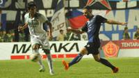 Bek Surabaya United, Putu Gede diadang gelandang Arema Cronus, Toni Mossi pada babak pertama di Stadion Maguwoharjo, Sleman, Sabtu (19/12/2015). Kedua tim bermain imbang 0-0 di babak pertama. (Bola.com/Romi Syahputra)