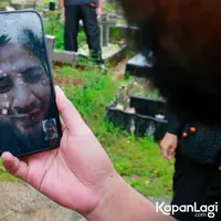 Ammar Zoni mengikuti pemakaman sang ayah lewat sambungan video. [Foto: Muhammad Akrom Sukarya/KapanLagi]