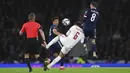 Pemain Denmark Andreas Christensen (kedua kanan) berebut bola dengan pemain Skotlandia Callum McGregor dan Che Adams pada pertandingan sepak bola kualifikasi Grup F Piala Dunia 2022 di Stadion Hampden Park, Glasgow, Skotlandia, 15 November 2021. Skotlandia menang 2-0. (AP Photo/Scott Heppell)