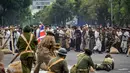 Anggota Komunitas Roode Brug Soerabaia dan Reenactor Indonesia berpartisipasi dalam reka ulang Pertempuran Surabaya, pada Minggu 2 November 2025. Mereka menampilkan beragam atraksi dan teatrikal memukau, dengan kostum unik yang merepresentasikan semangat juang rakyat tempo dulu. (Juni KRISWANTO/AFP)