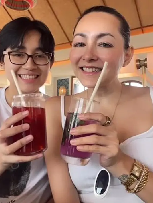 Dewi Rezer kerap hangout bersama dengan putrinya. Tidak lupa, ibu dan anak itu selalu mengabadikan momen dengan membuat video dan foto. Senyum keduanya saat menikmati liburan bersama pun begitu mirip. Pesona dari sang ibunda yang blasteran Prancis, menurun kepada Brinette yang kini tumbuh dengan paras menawan. (Liputan6.com/IG/@rezerdewi)
