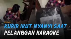 Kurir satu ini nampaknya justru terhibur dengan tingkah pelanggannya.