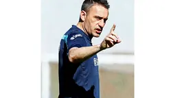 Pelatih Timnas Portugal, Paulo Bento, memimpin langsung sesi latihan di Campinas, Brasil, (14/6/2014). (REUTERS/Mauro Horital)