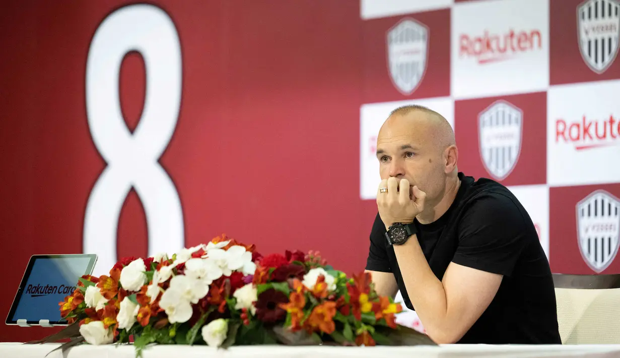 Pemain Vissel Kobe, Andres Iniesta saat konferensi pers mengenai kepergian dirinya dari klub yang berlangsung di Kobe, 25 Mei 2023 waktu setempat. (AFP/Yuichi Yamazaki)