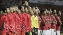 Para pemain Timnas Indonesia U-22 dengan khidmat menyanyikan lagu Indonesia Raya sebelum uji coba melawan Persija. Jiwa nasionalisme para penggawa Garuda Muda ini layak dijadikan inspirasi bagi para pemuda lainnya. (Bola.com/M Iqbal Ichsan)
