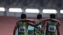 Para pelari asal Jawa Timur merayakan kemenangan pada Kejurnas Atletik 2019 nomor 4x100 meter estafet senior putra di Stadion Pakansari, Bogor, Rabu (8/8). Kejurnas Atletik berlangsung dari 3-7 Agustus. (Bola.com/Vitalis Yogi Trisna)