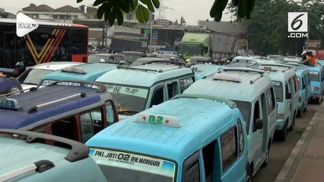 Puluhan sopir angkot menggelar demonstrasi terkait adanya trayek Transjakarta Pulo Gadung - Pondok Gede.