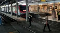 KRL Solo-Jogja sedan berhenti di Stasiun Solo Balapan, Jumat (22/12).(Liputan6.com/Fajar Abrori)