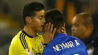 PENYELAMAT - James Rodriguez menjadi penyelamat Neymar dari amuk pemain Kolombia. (REUTERS/Ivan Alvarado)