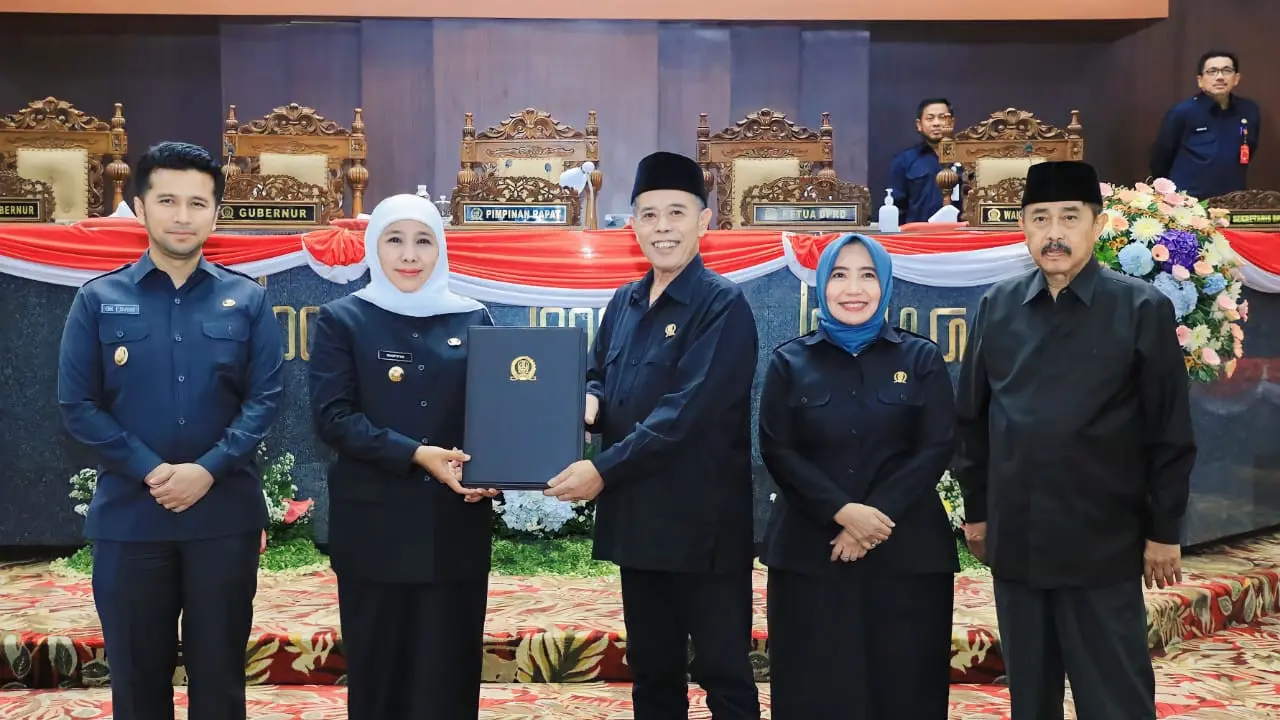 Khofifah dan pimpinan DPRD Jatim menyetujui Rancangan Peraturan Daerah (Raperda) Tentang Perubahan atas Peraturan Daerah Provinsi Jatim Nomor 2 Tahun 2019 tentang Penanaman Modal. (Istimewa)