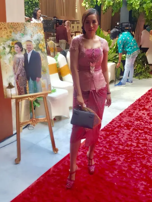 "Saya dari pakai jilbab sampai buka, karena tawaran yang ditawarin di sinetron itu, terserah orang mau ngomong apa, saya pernah bener-bener di titik yang paling bawah, saya udah jual semua sampai mau bayar susah," sambungnya sambil nangis.