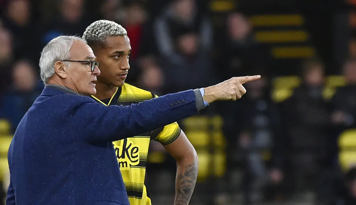 Pelatih Watford Claudio Ranieri (kiri) memberikan instruksi kepada Joao Pedro saat melawan Tottenham Hotspur pada pertandingan sepak bola Liga Inggris di Vicarage Road, Watford, Inggris, 1 Januari 2022. Tottenham Hotspur menang 1-0. (AP Photo/Rui Vieira)