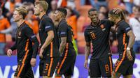 Selebrasi pemain Timnas Belanda usai Georginio Wijnaldum menjebol gawang Makedonia utara dalam pertandingan Grup C Euro 2020 antara Makedonia Utara melawan Belanda di Johan Cruyff ArenA, Selasa (22/6/2021). (Foto: AP/Pool/Peter Dejong)