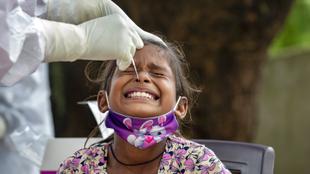 Seorang anak menjalani swab test atau tes usap COVID-19 di sebuah pusat kesehatan pedesaan, Bagli, Dharmsala, India, Senin (7/9/2020). India kini menjadi negara kedua dengan kasus COVID-19 terbanyak di dunia, menggeser Brasil dan di bawah Amerika Serikat. (AP Photo/Ashwini Bhatia)