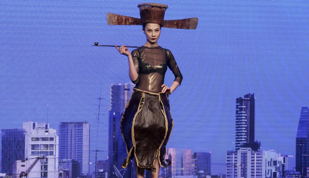 Seorang model memperagakan busana unik kreasi desainer Wang Jingzhi dan Maitre Chocolatier Roberto Rinaldini saat pameran cokelat internasional "Salon du Chocolat" di Milan, Italia, Jumat (12/2/2016). (REUTERS/ Stefano Rellandini)