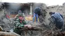 Tentara membantu warga membersihkan puing-puing bangunan usai diguncang gempa di Desa Kuzigun di Taxkorgan County, wilayah Otonomi Xinjiang Uygur, China, (11/5). Gempa mengakibatkan delapan orang tewas dan puluhan korban luka. (Li Jing / Xinhua via AP)