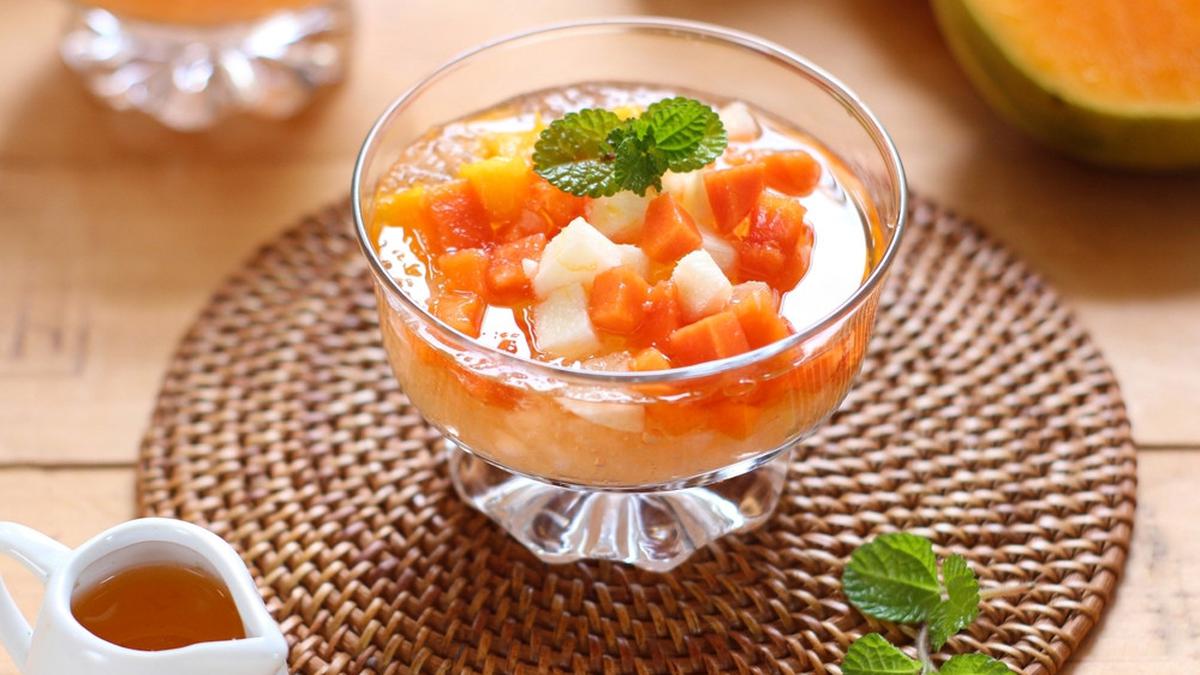 Es setup buah segar dengan berbagai potongan buah berwarna-warni, disajikan dalam mangkuk cantik dengan tambahan es batu untuk kesegaran maksimal