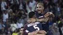 Para pemain PSG merayakan gol Thiago Motta saat melawan Saint Etienne pada lanjutan Ligue 1 Prancis di Parc des Princes stadium, Paris, (25/8/2017). PSG menang 3-0. (AP/Kamil Zihnioglu)