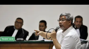 Mantan Ketua MK, Akil Mochtar saat memberi kesaksian di Pengadilan Tipikor, Jakarta, Kamis (15/1/2015). (Liputan6.com/Miftahul Hayat)