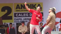 Raffi Ahmad mengkampanyekan adik iparnya Andika Abdillah Soeria Sapardi Rosadi di Lapang Parkir Siliwangi, Jalan Siliwangi, Kota Bogor, Sabtu (3/2/2024) (Liputan6.com/Achmad Sudarno)