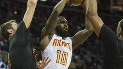 Pemain Cleveland Cavaliers berusaha meredam pergerakan pemain Atlanta Hawks, Tim Hardaway Jr, pada laga NBA musim reguler 2016-2017 di Quicken Loans Arena, Rabu (9/11/2016) WIB. (AP Photo/Phil Long)